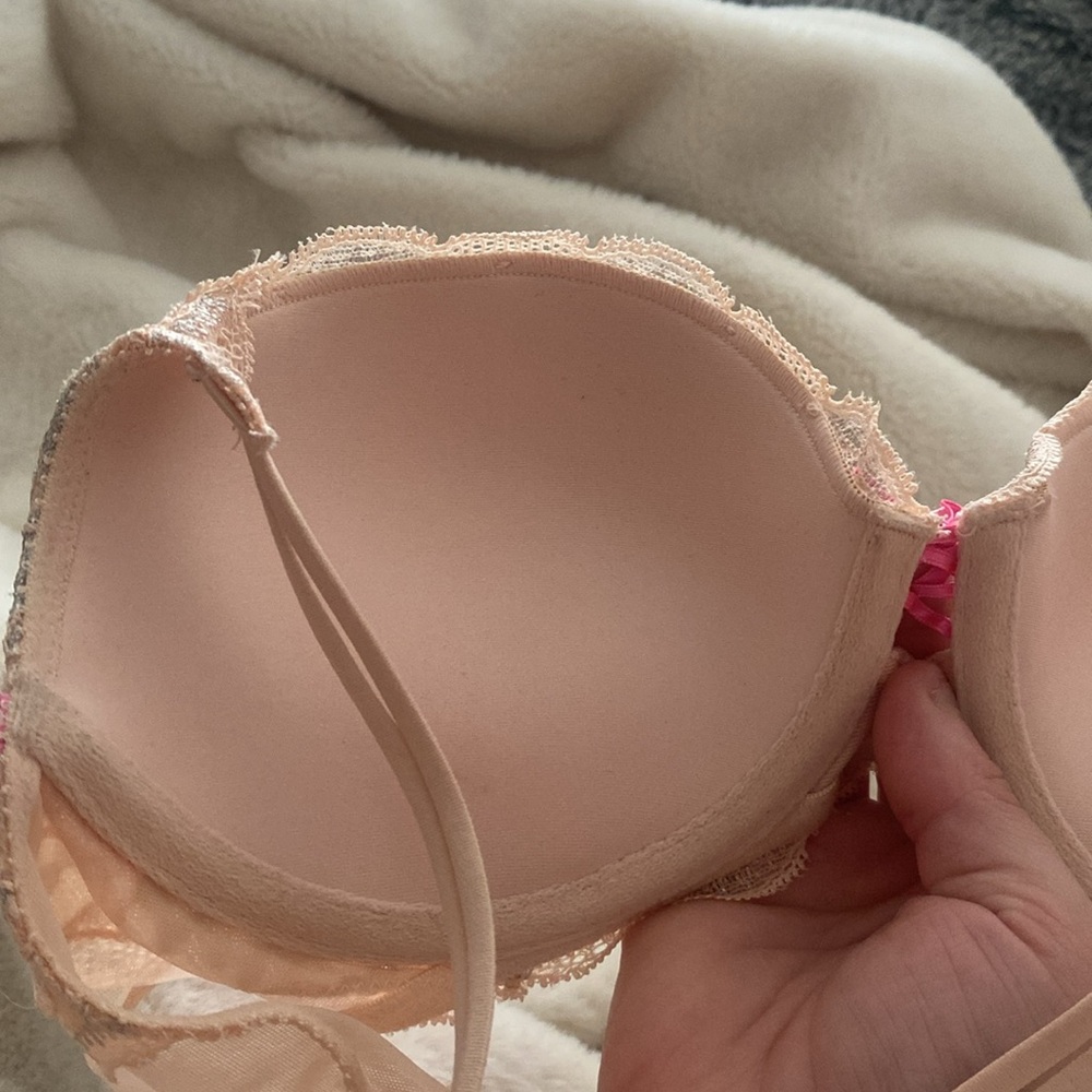 New never worn Victoria  secert bra size 32 c very sexy push up - Picture 8 of 11